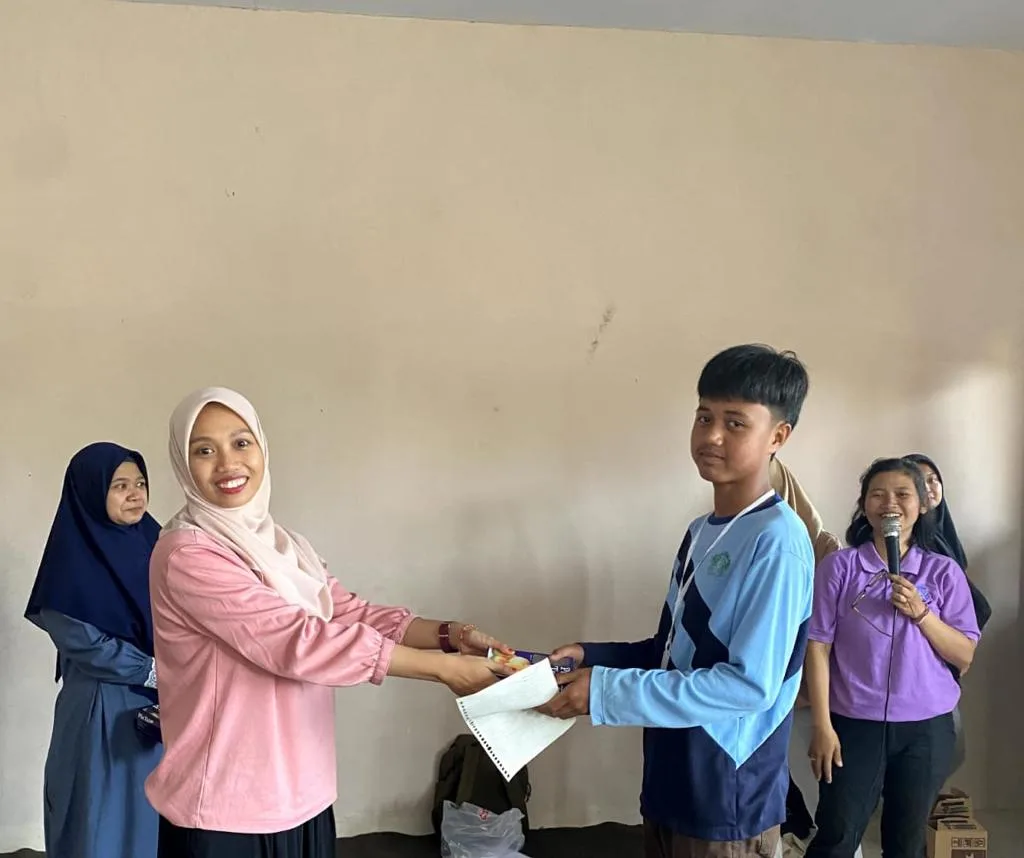Suasana sosialisasi kesehatan reproduksi oleh tim penelitian omah nalar UM. 