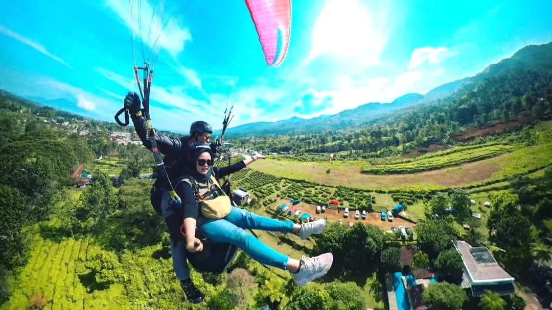 Paralayang menjadi alternatif wisata di Kota Batu yang patut dicoba.