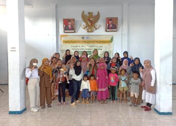 Edukasi efek samping kontrasepsi oleh Fakultas Ilmu Kesehatan Universitas Negeri Malang di Desa Karangduren, Kecamatan Pakisaji, Kabupaten Malang.