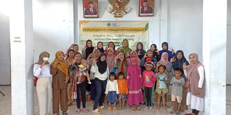 Edukasi efek samping kontrasepsi oleh Fakultas Ilmu Kesehatan Universitas Negeri Malang di Desa Karangduren, Kecamatan Pakisaji, Kabupaten Malang.