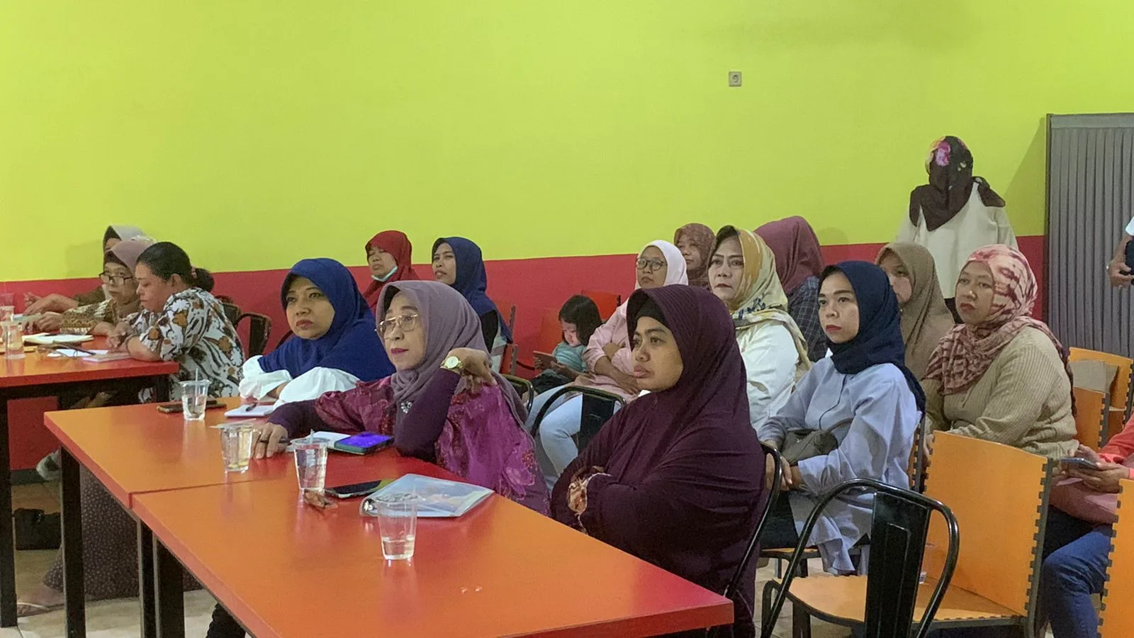 Suasana pendampingan kepada masyarakat yang dilakukan oleh STIE Malangkucecwara.