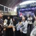 Pj Wali Kota Batu, Aries Agung Paewai, saat memberikan penghargaan terhadap para guru teladan dan berprestasi Kota Batu.