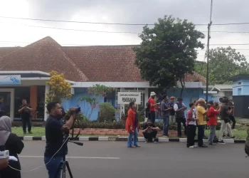 Puluhan jurnalis menanti konfirmasi di depan Kantor Penerangan Lanud Abdulrachman Saleh, Malang.