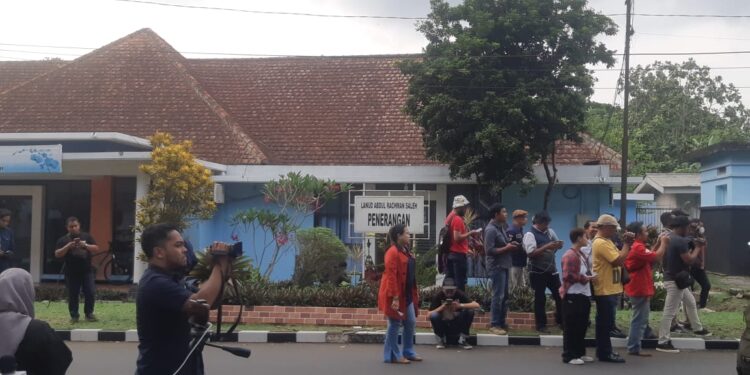 Puluhan jurnalis menanti konfirmasi di depan Kantor Penerangan Lanud Abdulrachman Saleh, Malang.