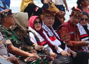 Bupati Malang, Sanusi dan istri, Anis Zaidah menggunakan atribut sebagai bentuk dukungan pada Palestina.