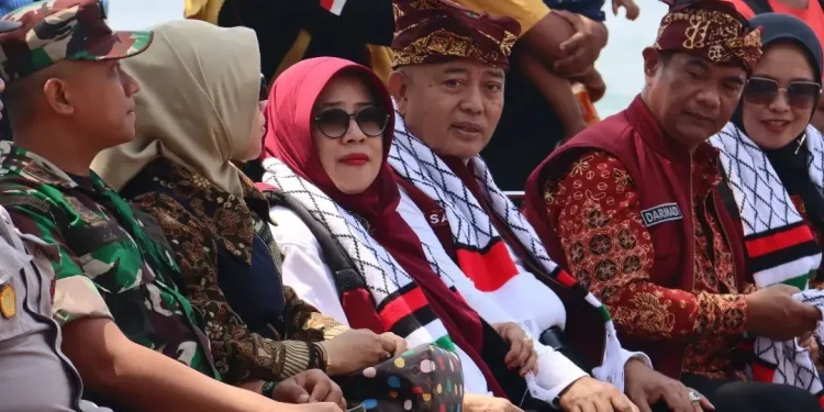 Bupati Malang, Sanusi dan istri, Anis Zaidah menggunakan atribut sebagai bentuk dukungan pada Palestina.