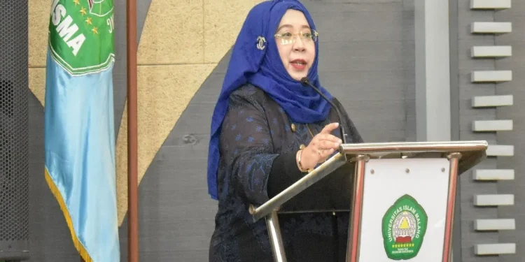 Dekan Fakultas Ekonomi dan Bisnis Universitas Islam Malan, Nur Diana SE, MSi, CBV, CERA, saat memberikan sambutan.