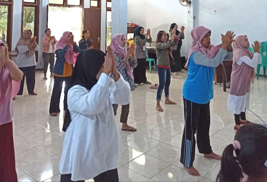 Senam aerobik sebagai penutup kegiatan pengabdian masyakarat oleh FIK UM.