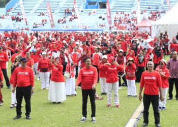 Pj Wali Kota Malang, Wahyu Hidayat (depan), turut serta pimpim giat peringatan hari guru.