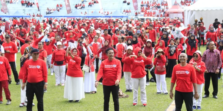 Pj Wali Kota Malang, Wahyu Hidayat (depan), turut serta pimpim giat peringatan hari guru.
