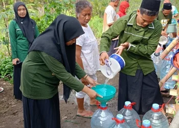 Bantuan air bersih dari PC ISNU Kabupaten Malang untuk warga.
