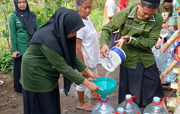 Bantuan air bersih dari PC ISNU Kabupaten Malang untuk warga.