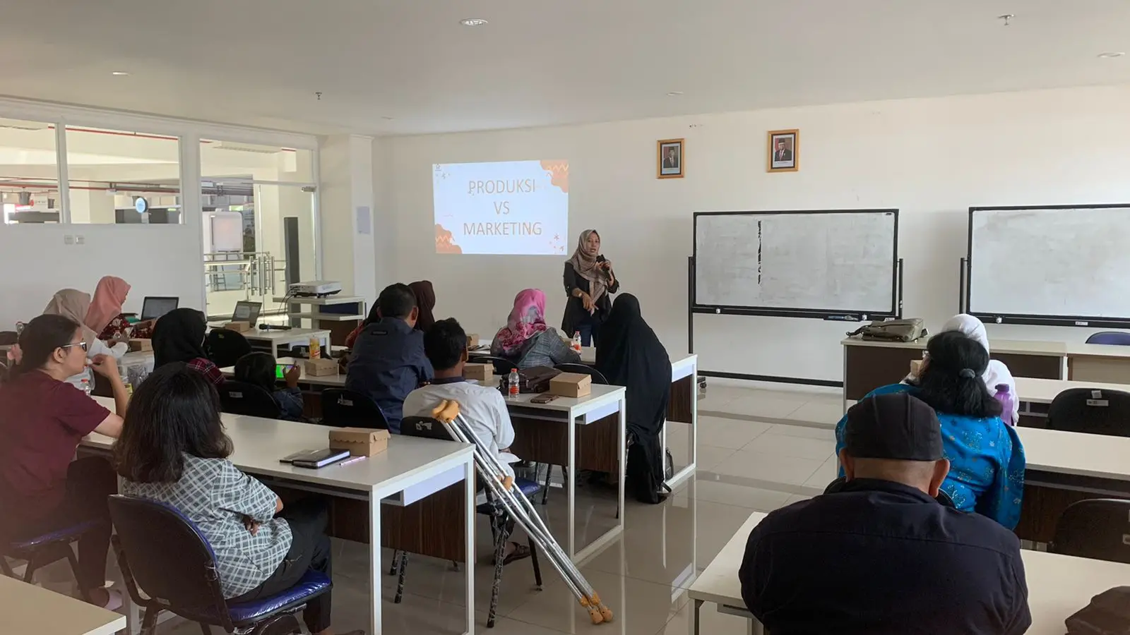 Suasana kelas klinik bisnis oleh Founder Rambak Sapi Happy Khan yang diikuti antusias pelaku UMKM di Malang.