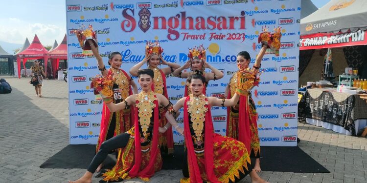 6 siswa SMKN 2 Malang meraih juara dalam lomba tari nusantara yang digelar Singhasari Travel Fair.