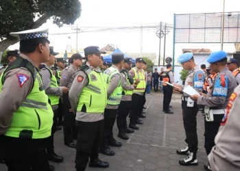 Para personel yang mengamankan Pesona Gondanglegi 2023 menerima arahan.