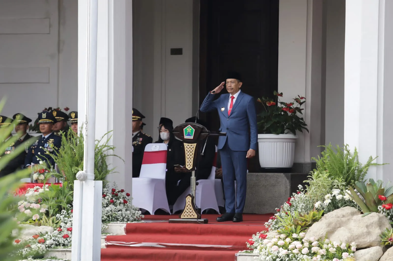 Pj Wali Kota Malang, Wahyu Hidayat, saat menjadi inspektur upacara Hari Pahlawan Nasional.