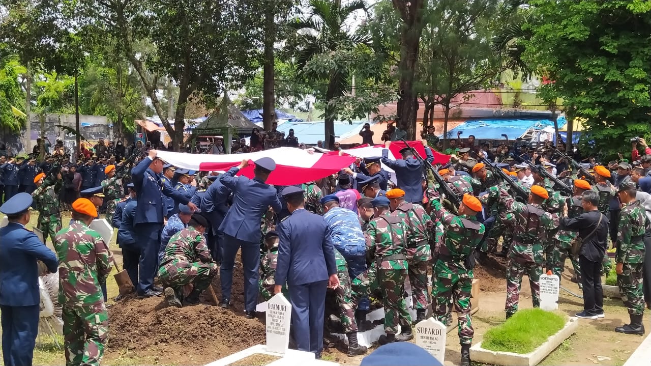 Prosesi pemakaman 3 orang prajurit TNI AU yang gugur dalam insiden pesawat jatuh di TMP Suropati Malang, Jumat (17/11/2023).