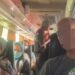 Tampak pengamen liar mengamen di dalam bus yang diisi wisatawan saat berlibur di Kota Batu, Jawa Timur.