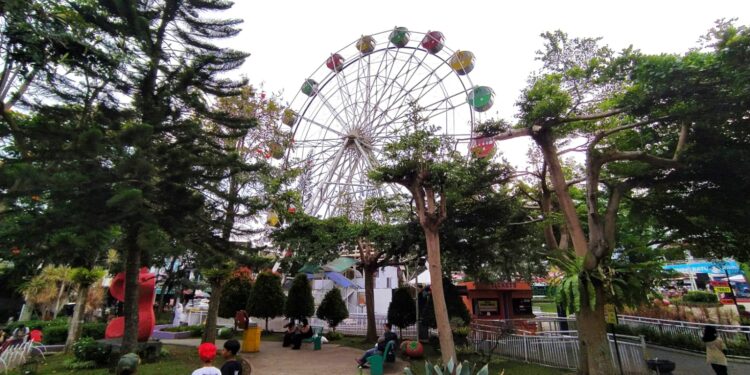 Wahana bianglala Alun-Alun Kota Batu, Jawa Timur, akan diganti baru karena dinilai sudah tak layak.