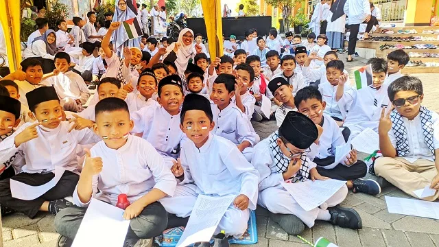 Antusias peserta didik mengikuti Aksi Bela Palestina.