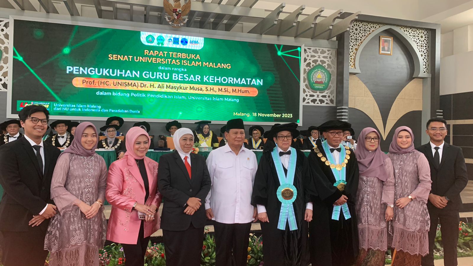 Foto bersama Prof HC Unisma Ali Masykur Musa beraam ajajaran pimpinan Unisma, Menhan RI, Gubernur Jatim serta keluarga.