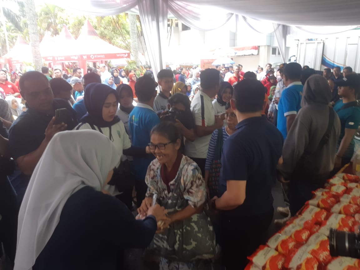Gubernur Jatim, Khofifah Indar Parawansa membagikan sembako gratis untuk lansia di pasar murah peringatan Pemprov Jatim di Bakorwil III Malang. 