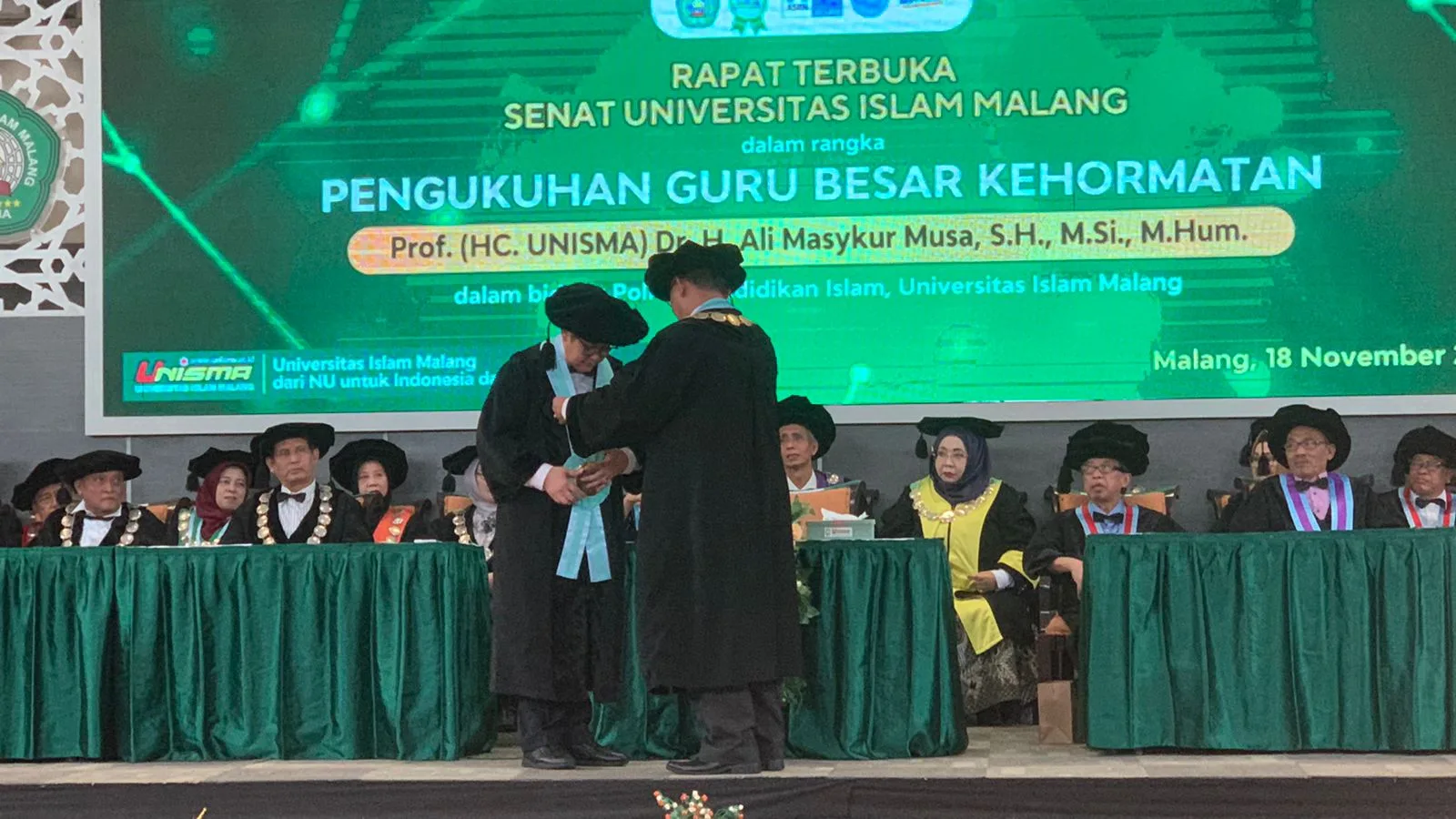 Rektor Unisma menganugerahkan Gelar Guru Besar Kehormatan Prof HC Unisma kepada Prof HC Unisma Ali Masykur Musa.