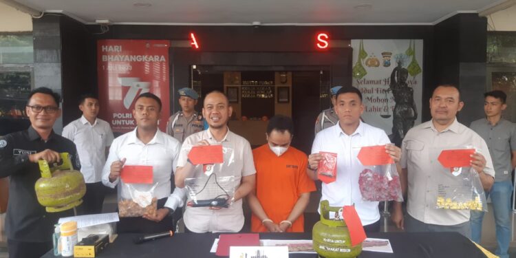 Satreskrim Polresta Malang Kota membongkar praktek LPG oplosan di Kota Malang.