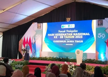 Gubernur Jatim Khofifah Indar Parawansa saat membuka pencanangan imunisasi hepatitis B bagi nakes di Jatim.