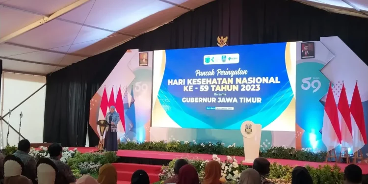 Gubernur Jatim Khofifah Indar Parawansa saat membuka pencanangan imunisasi hepatitis B bagi nakes di Jatim.