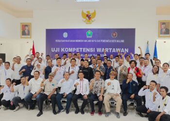 Para peserta dan penguji UKW PWI Malang Raya berfoto bersama Pj Wali Kota Malang, Wahyu Hidayat.
