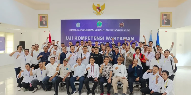 Para peserta dan penguji UKW PWI Malang Raya berfoto bersama Pj Wali Kota Malang, Wahyu Hidayat.