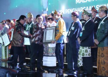 Pj Wali Kota Malang menerima dua penghargaan Swasti Saba.