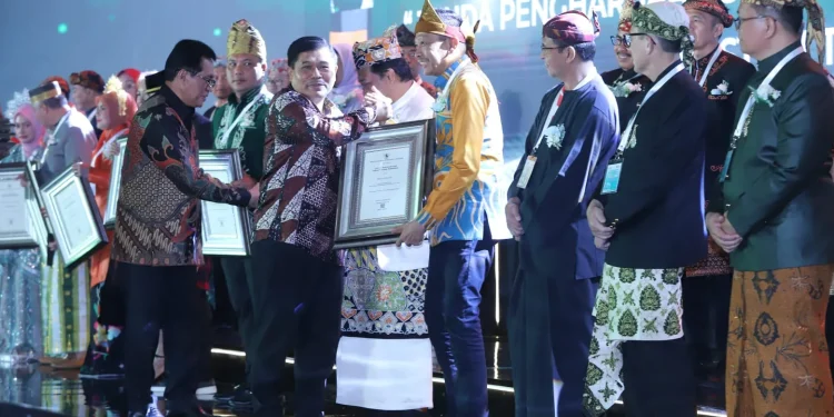 Pj Wali Kota Malang menerima dua penghargaan Swasti Saba.