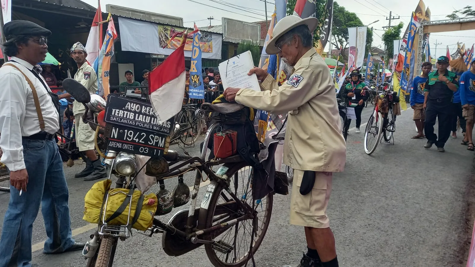 Kelompok pecinta sepeda onthel mengantre untuk melakukan pertunjukan di depan panggung.