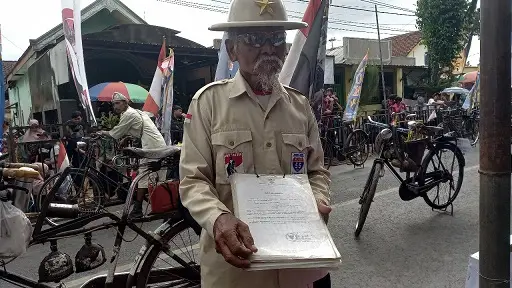 Sutikno menunjukkan dokumen dari KBRI di negara-negara yang ia kunjungi. 