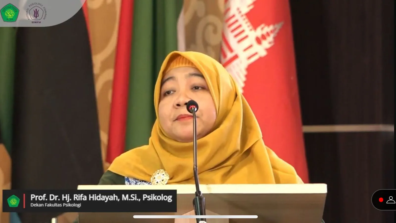 Dekan Fakultas Psikologi saat memberikan sambutan sebagai tuan rumah penyelenggara.