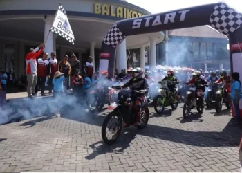Pj Wali Kota Batu, Aries Agung Paewai, saat membuka event sport tourism. Event-event seperti ini mampu mendongkrak kunjungan wisatawan.
