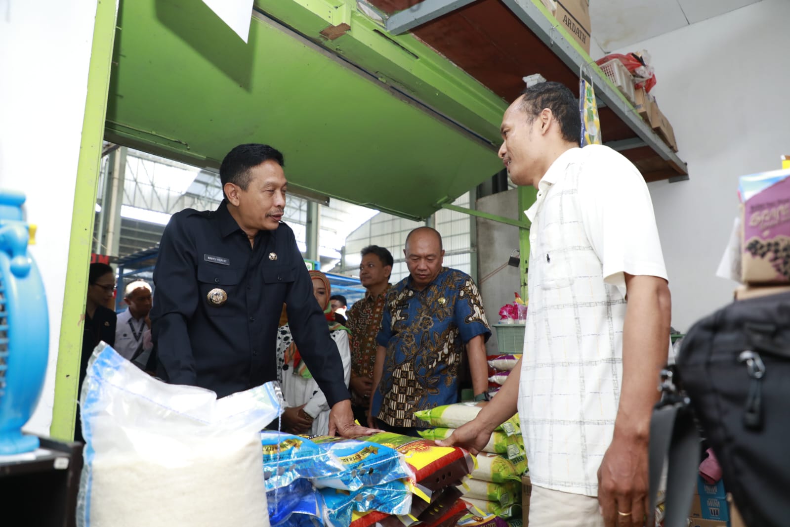 Pj Wali Kota Malang berbincang dengan pedagang saat melakukan sidak ke beberapa pasar di Kota Malang.