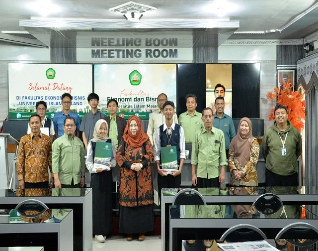 Dekan FEB UNISMA saat melepas mahasiswa student Exchnage ke UTHM Malaysia.