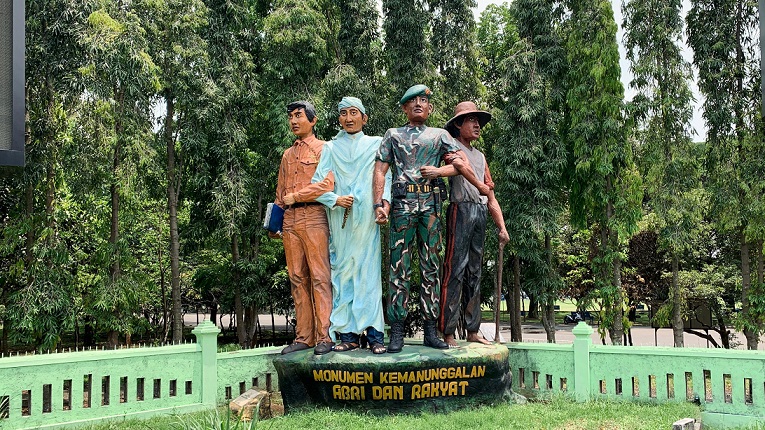 Monumen Kemanunggalan TNI dan Rakyat yang terletak di kawasan militer Kota Malang. 