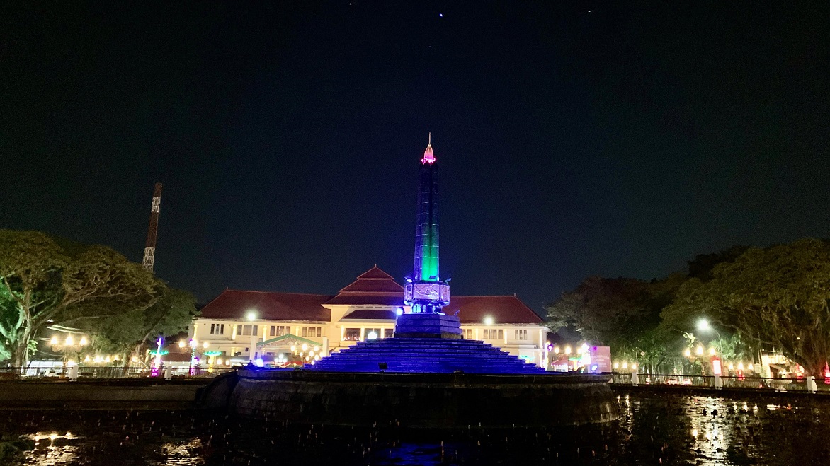 Monumen Tugu Kota Malang pada malam hari.