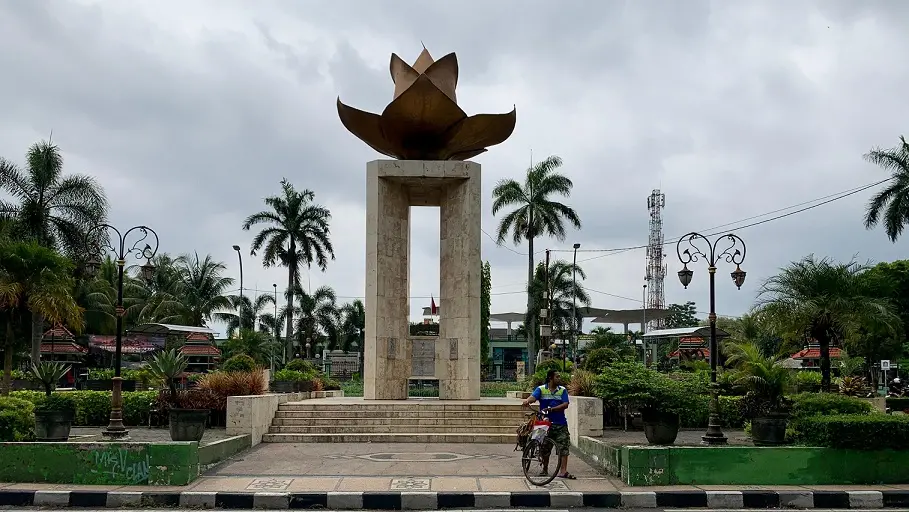 Monumen Melati yang berdiri indah ditengah taman, tepatnya di Jalan Besar Ijen.
