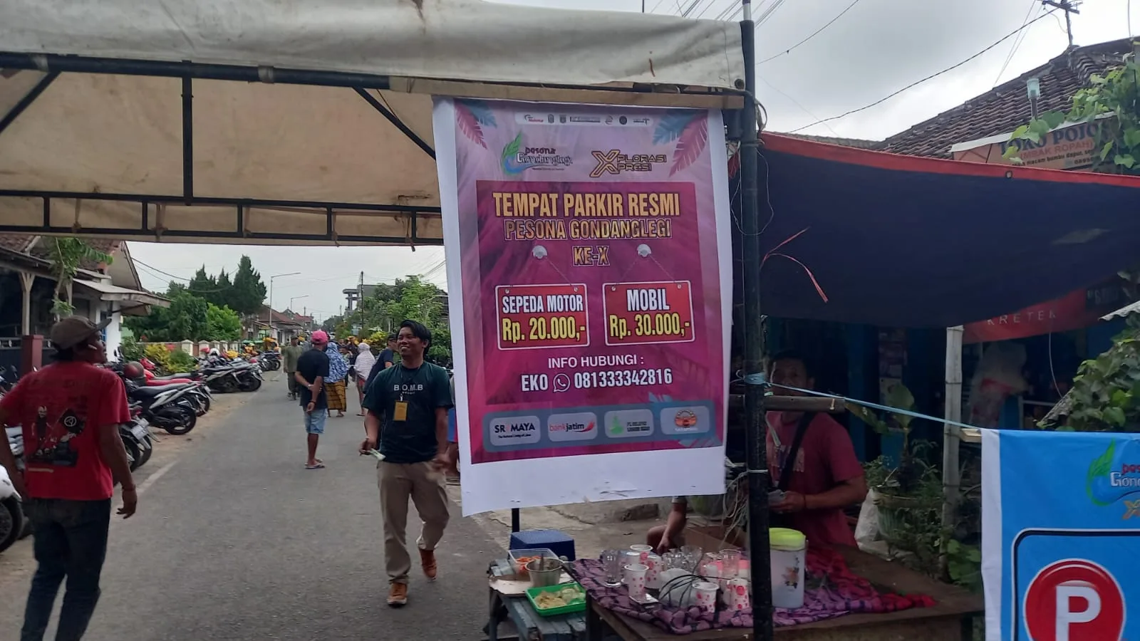 Poster tarif parkir di tempat parkir Pesona Gondanglegi. 