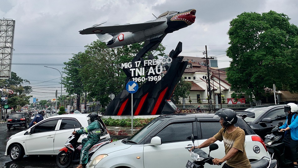 Monumen Pesawat MIG-17 yang berada di bundaran perempatan Jl. Soekarno Hatta. 