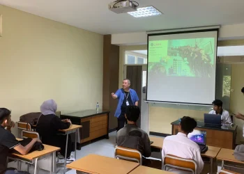 Dr Pinpin Bhaktiar CPM Asia saat memberikan materi di kelas praktisi mengajar D4 Bisnis Properti, Fakultas Vokasi UMM.