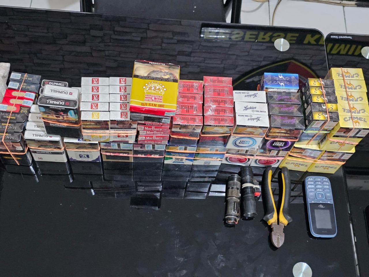 Barang bukti berupa 60 bungkus rokok yang dicuri tersangka. 