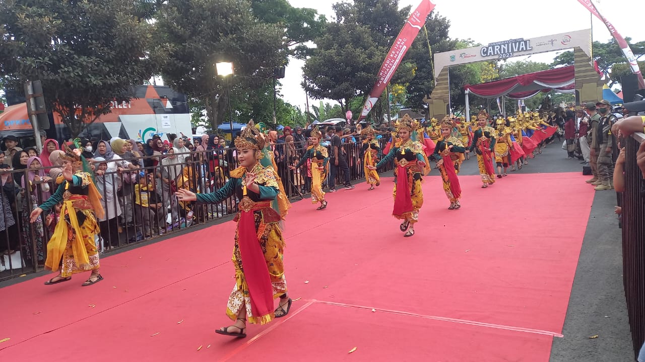 Kesenian tari tradisional mengiringi penampilan peserta di Kanjuruhan Culture Carnival. 