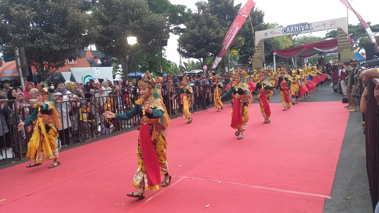 Kesenian tari tradisional mengiringi penampilan peserta di Kanjuruhan Culture Carnival.