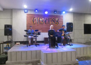 Live music sebagai hiburan di Cuscuss cafe.